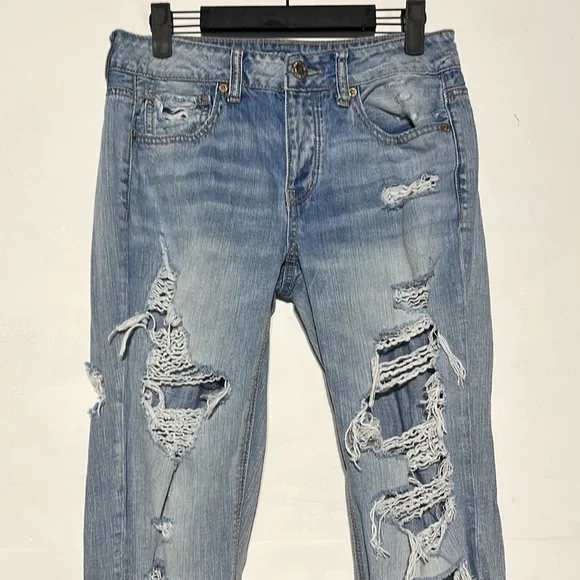American Eagle Light Wash Distressed Tomgirl Denim Jeans Size 2 - Picture 2 of 11